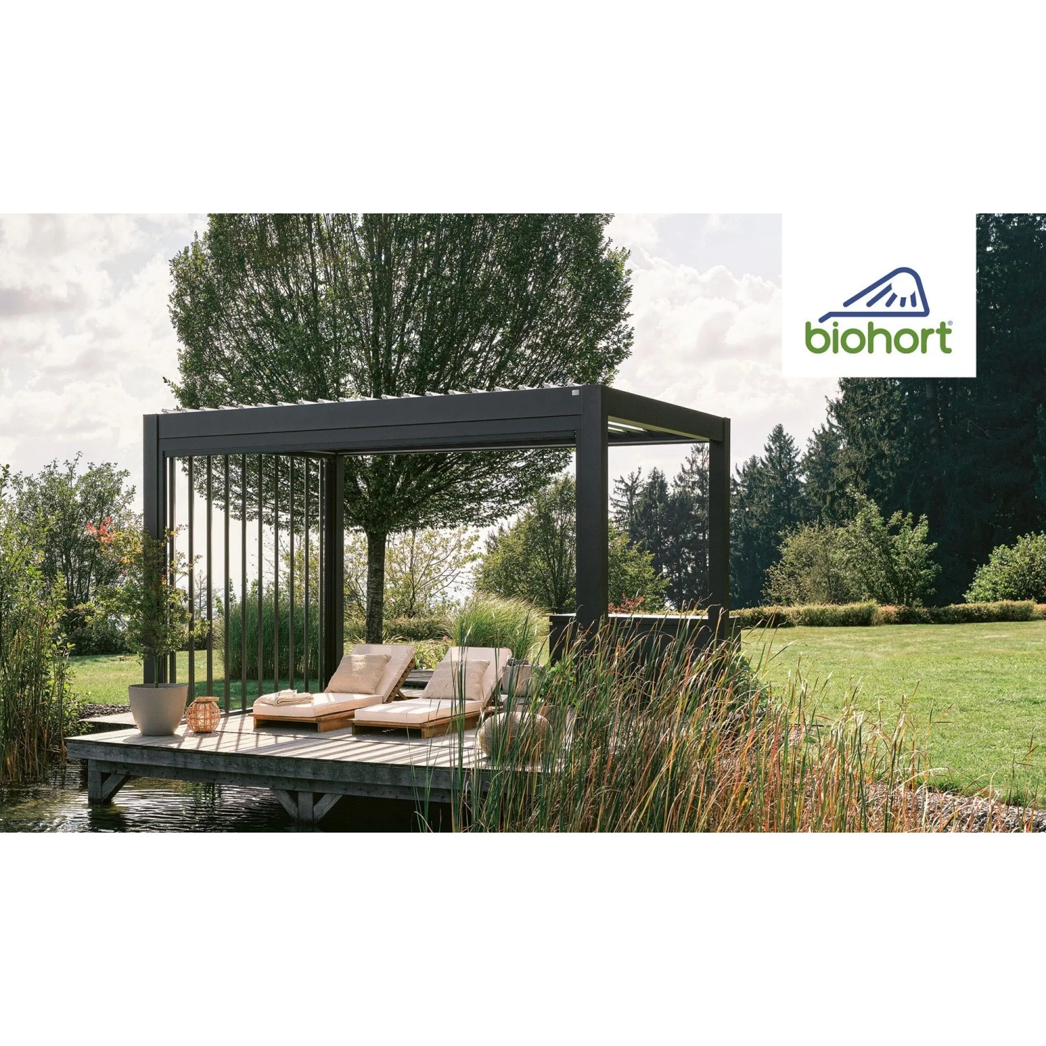 Pergola Biohort con base regolabile in altezza bianca su terrazza in legno sull'acqua.