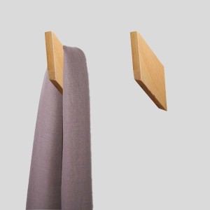 Appendiabiti in legno t.b.t. da parete, uno con sciarpa.