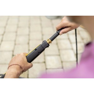 Raccordo per accessori idropulitrice in uso.