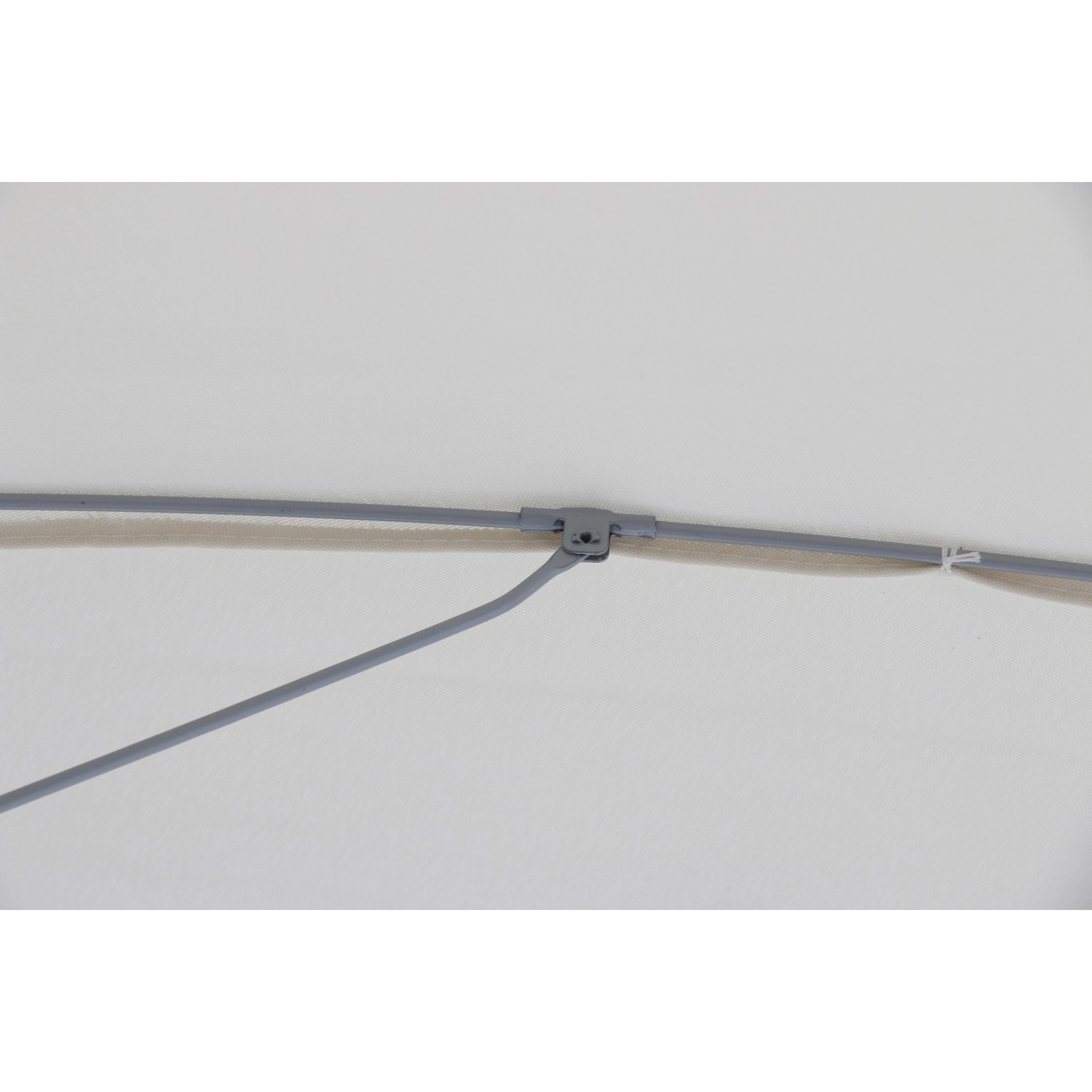 Dettaglio: ombrellone da balcone CMI, rotondo, color naturale, struttura in acciaio.