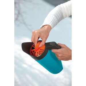 Spargiconcime Gardena Kleinstreuer S turchese durante il riempimento. Ideale per fertilizzanti e sementi.