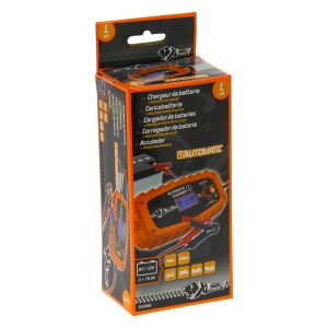 Confezione di un caricabatterie t.b.t. per auto, moto e altri veicoli.