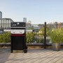 Barbecue a gas nero su una terrazza panoramica con vista sulla città. Barbecue per grigliate rilassanti.
