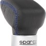 Pomello del cambio nero Sparco con cuciture blu per interni auto.