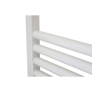 Dettaglio di un radiatore t.b.t. bianco. Radiatore con barre riscaldanti orizzontali.