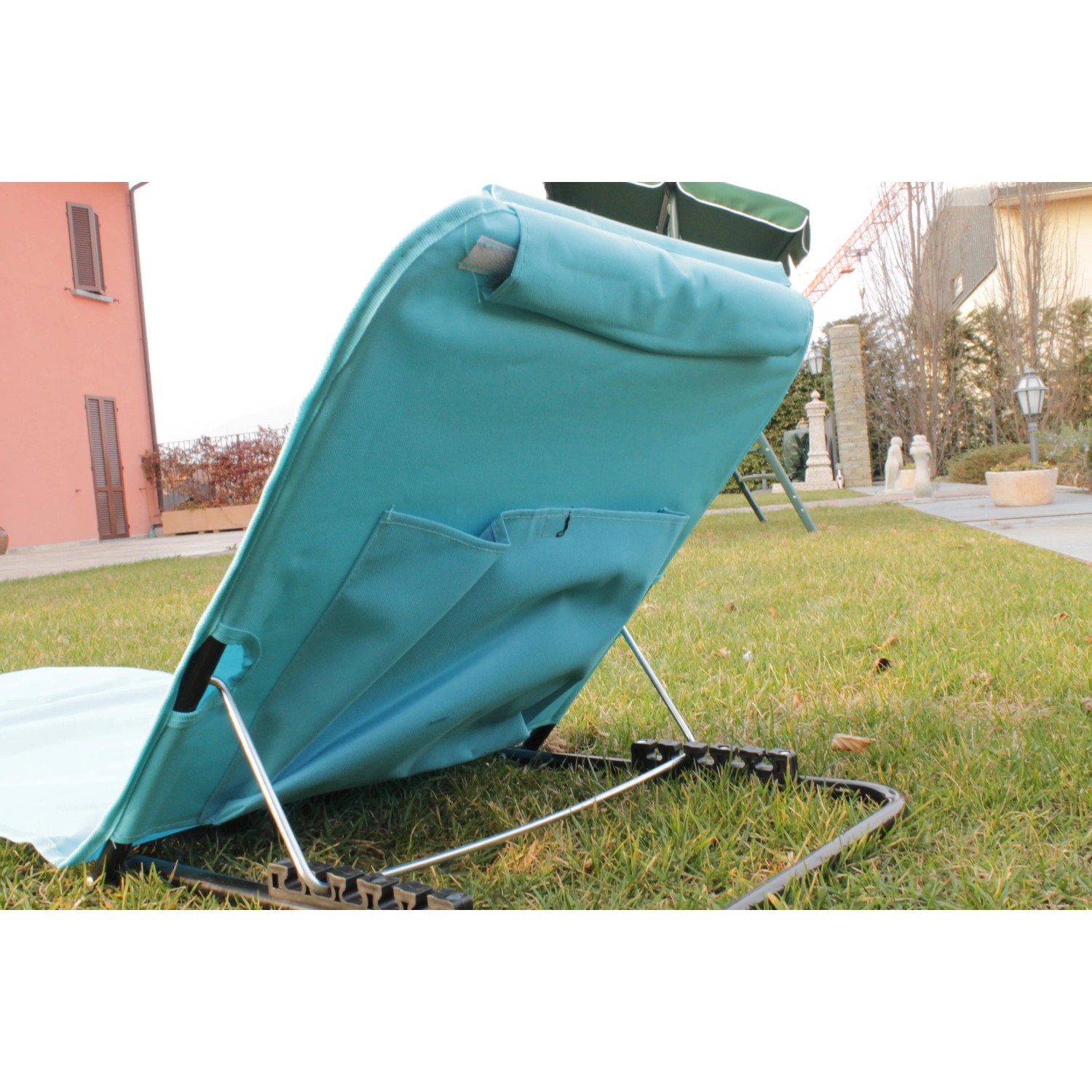 Lettino da giardino turchese con tasche e telaio regolabile.