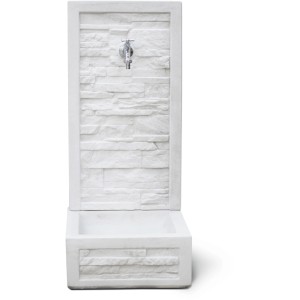 Fontana da giardino bianca con rubinetto e motivo in pietra.