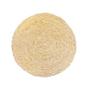 Tovaglia rotonda in materiale naturale intrecciato, ideale come sottobicchiere o decorazione.
