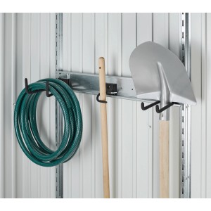 Set di ganci Biohort per riporre tubo da giardino, pala e vanga nel capanno degli attrezzi.