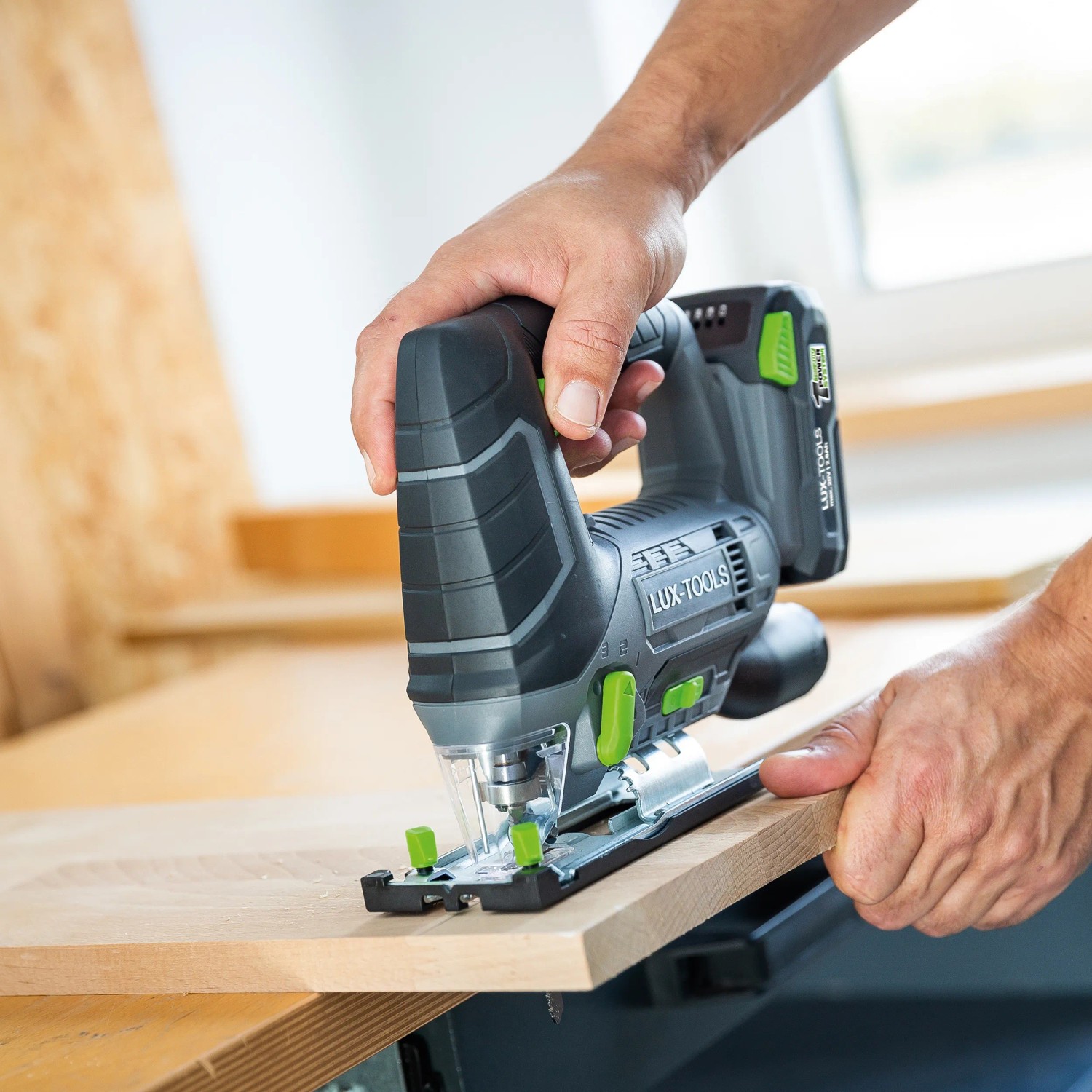 Seghetto alternativo a batteria LUX A-ST-20 in uso per segare il legno, parte del set di macchine a batteria 3in1.