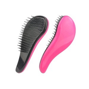 Spazzole per capelli rosa e nere per la cura dei capelli.