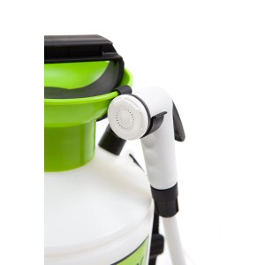 Dettaglio di una pompa a pressione t.b.t. con testina a spruzzo.