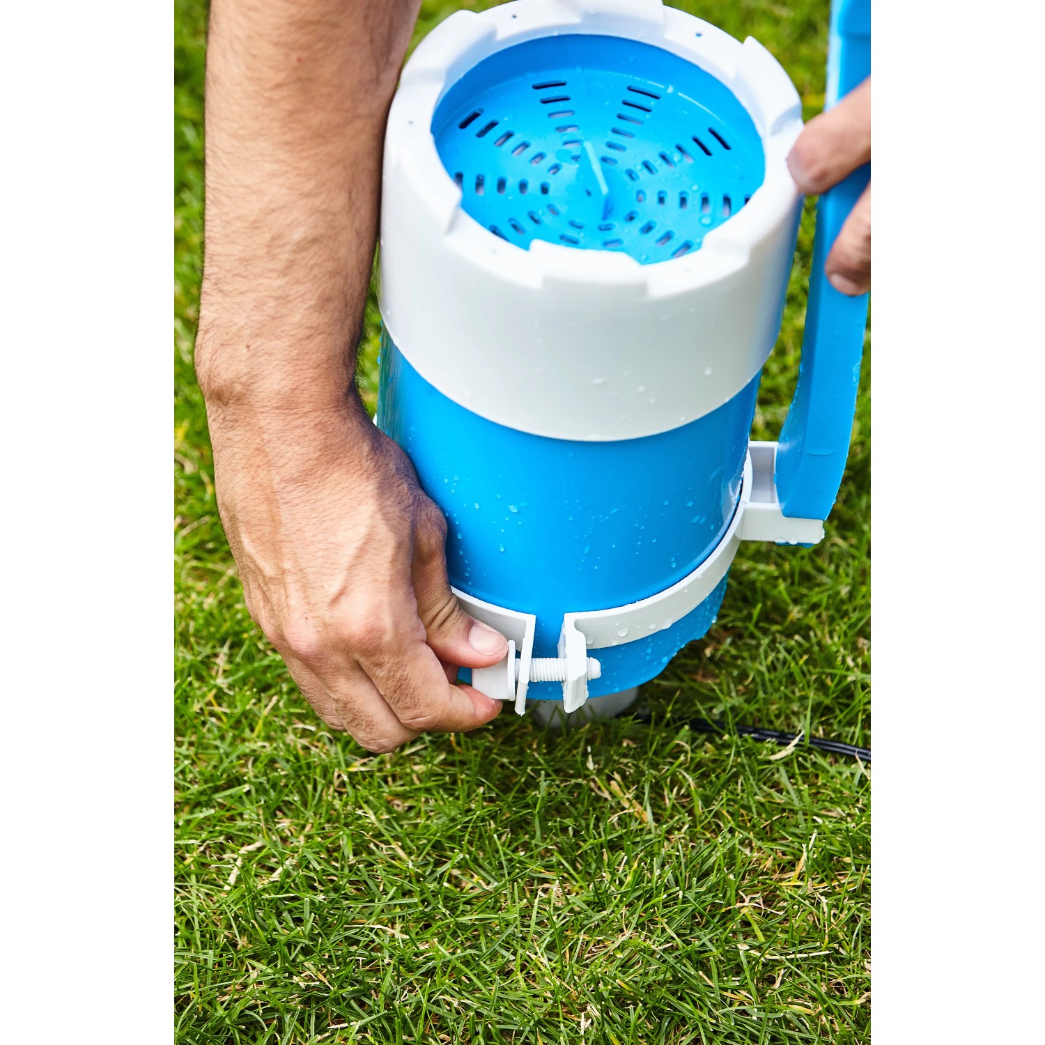 Sistema di filtraggio a sospensione Summer Fun Skimmy 2 (1,7 m³/h) in blu/bianco fissato alla piscina.