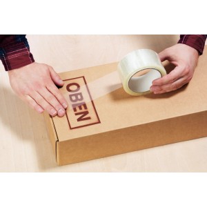 Applicazione di nastro da imballaggio trasparente LUX su una scatola di cartone.