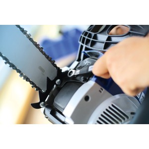 Chiave a cricchetto LUX Comfort 8 mm in uso su una motosega.