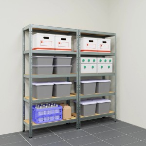 Scaffale metallico grigio completamente carico con ripiani in legno. Ideale per riporre scatole e contenitori.