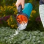 Gardena Spargitore manuale S Turchese in azione: Spargitore per fertilizzanti e graniglia in giardino.