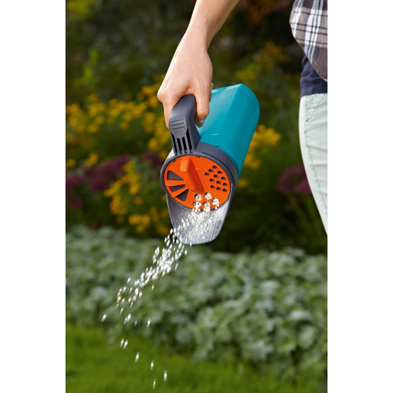 Gardena Spargitore manuale S Turchese in azione: Spargitore per fertilizzanti e graniglia in giardino.