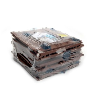 Pila di lastre di plastica marrone t.b.t., avvolte in un foglio. Categoria: Coperture plastiche e lastre alveolari.