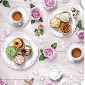 t.b.t. Tovaglia con rose, tazze e pasticcini su sfondo di legno chiaro.