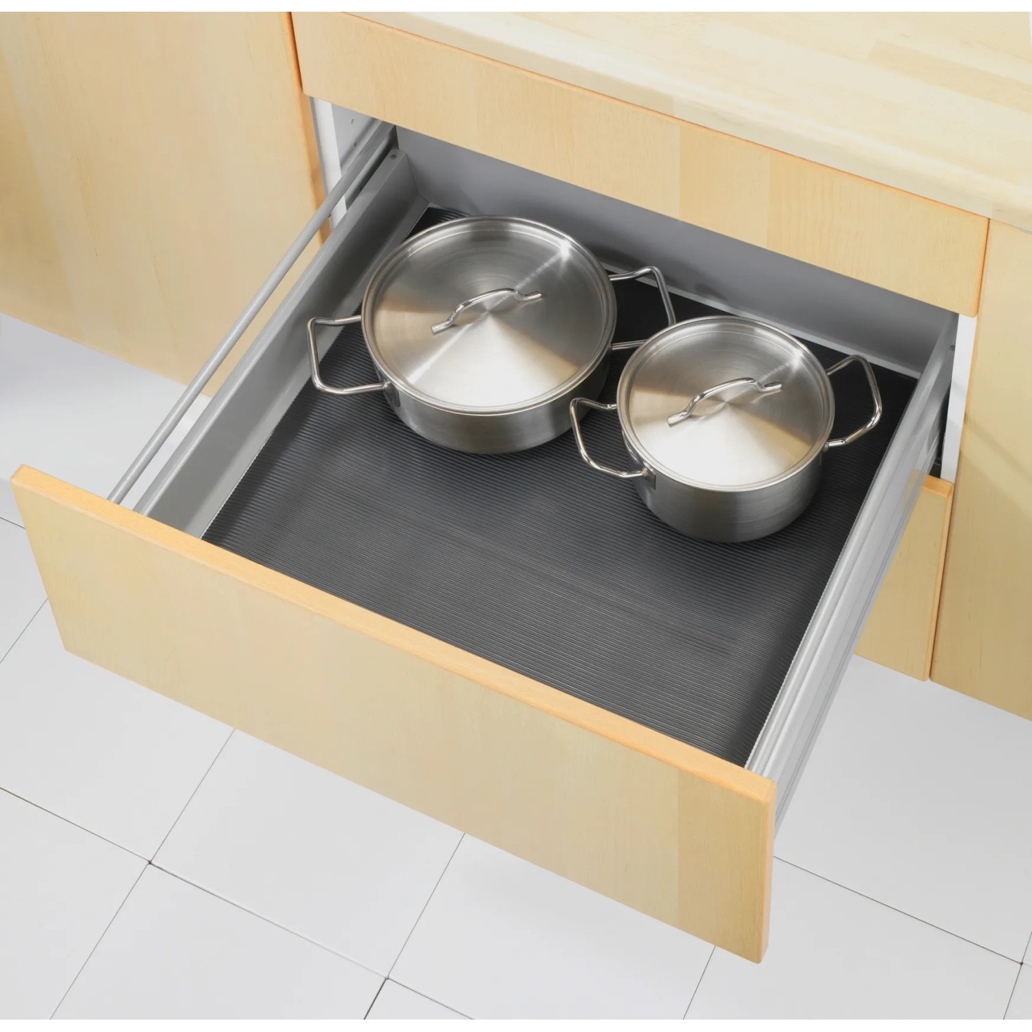 Tappetino antiscivolo nero Wenko (150x50 cm) in un cassetto con pentole. Utile in cucina per più ordine.