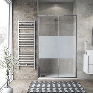 t.b.t. Porta doccia scorrevole con vetro satinato in bagno moderno.