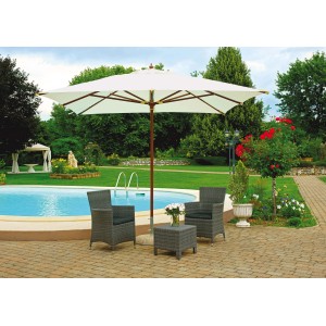 Ombrellone a braccio t.b.t. quadrato con palo marrone e mobili da giardino grigi a bordo piscina.