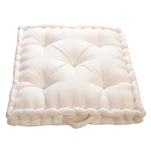 Cuscino quadrato bianco con bottoni e maniglia.