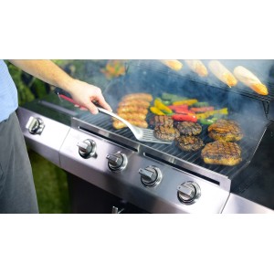 Girarrosto Comfort Grip Char-Broil in uso su una griglia con salsicce, verdure e hamburger.