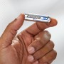 Batteria Energizer Ultimate Lithium AA in mano, confezione da 4 batterie mignon.