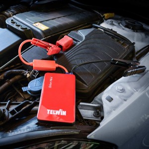 Avviatore di emergenza Telwin Drive Mini rosso con morsetti nel vano motore.