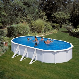 Piscina ovale Gre Fidji in acciaio (730x375x120 cm) bianca con bagnanti in giardino.