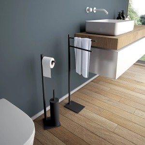 Set WC nero: scopino, portacarta igienica e portasciugamani in bagno moderno.