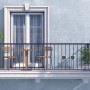 Balcone con tavolo e sedie, Climatizzatori sullo sfondo.