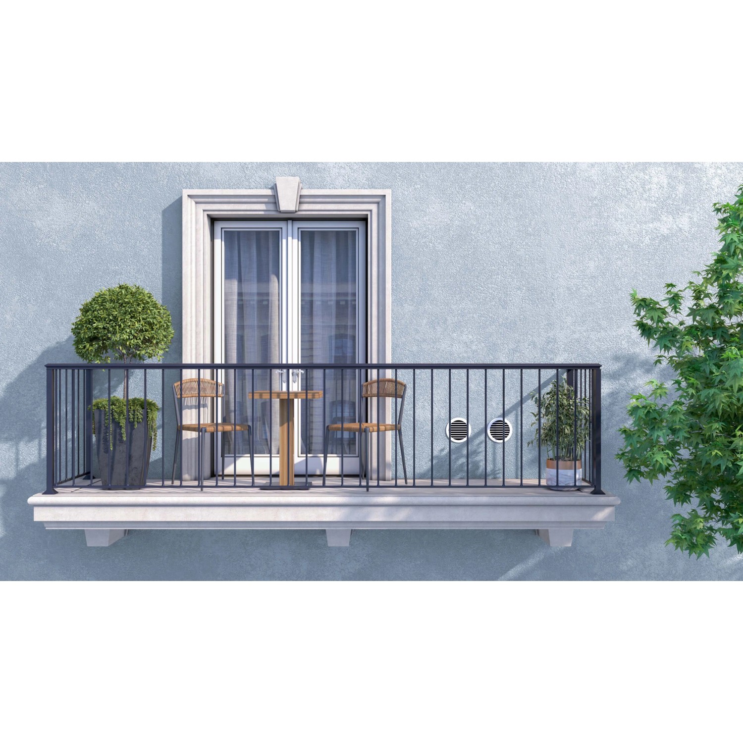 Balcone con tavolo e sedie, Climatizzatori sullo sfondo.