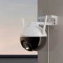 Telecamera di videosorveglianza t.b.t. per esterni, montata a parete.