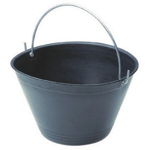Secchio per malta nero con manico in metallo, utensile per muratori e piastrellisti.