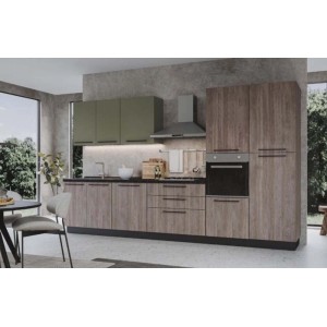 Cucina completa moderna con pensili verde oliva e finitura legno, inclusa cappa aspirante e forno.