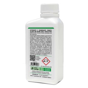 Detergente per filtri acqua t.b.t., flacone bianco con etichetta.