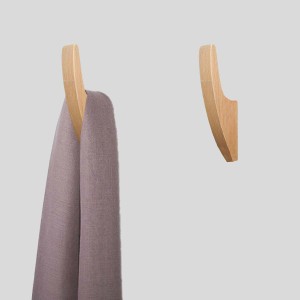 Due appendiabiti t.b.t. in legno chiaro, uno con panno.