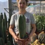 Donna che tiene un cactus t.b.t. (Piante grasse) in vaso.
