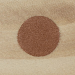 Primo piano di stucco per legno t.b.t., stucco su legno chiaro.