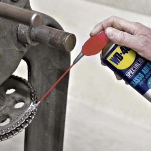 Applicazione di lubrificante su una catena con WD-40 Specialist.