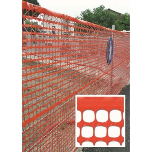 Recinzione da cantiere arancione in rete plastica con cartello pedonale.