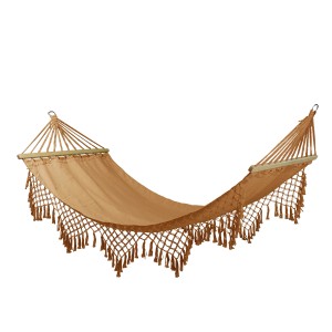 Amaca t.b.t. beige con frange decorative. Puro relax in giardino o sulla terrazza.