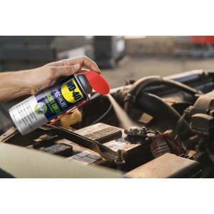 WD-40 Specialist Detergente Contatti in uso per lubrificare parti auto.