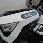 Primo piano di un tosaerba trattorino Teck Gard Trattori bianco.