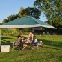 Coleman FastPitch OnePush Shelter L, verde e bianco, con famiglia in campeggio in giardino.