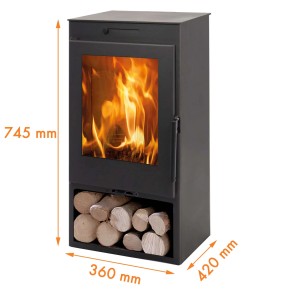 Stufa a legna nera con legna nel vano inferiore. Stufe a legna.