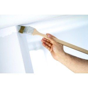 Pennello angolare LUX 35mm in uso: mano che dipinge l'angolo con pittura a dispersione. Ideale per aree difficili da raggiungere.